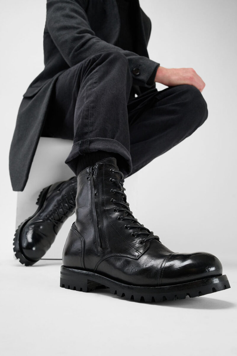 CAMDEN tar-black double-zip military boots. - Image 3