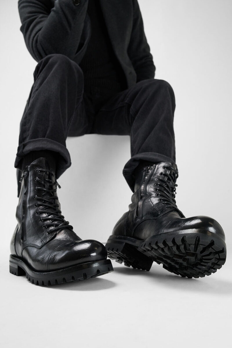 CAMDEN tar-black double-zip military boots. - Image 12