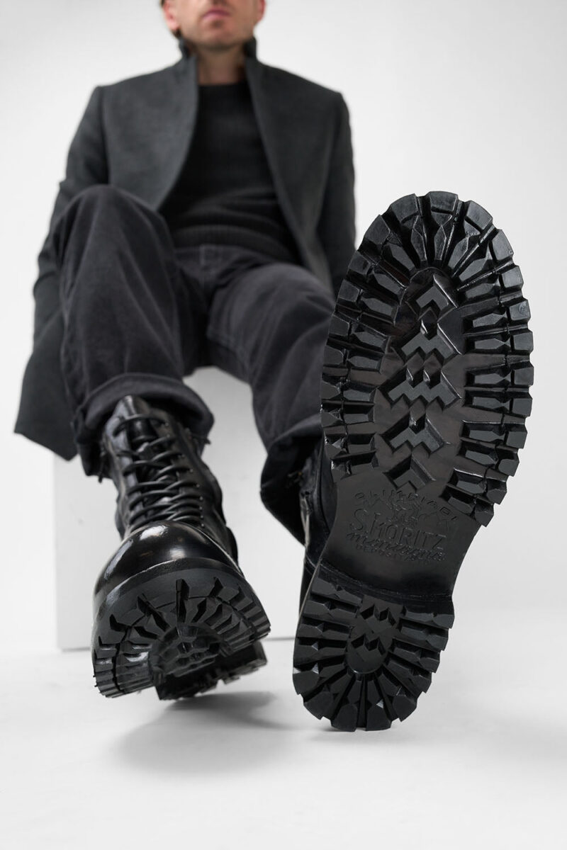 CAMDEN tar-black double-zip military boots. - Image 9