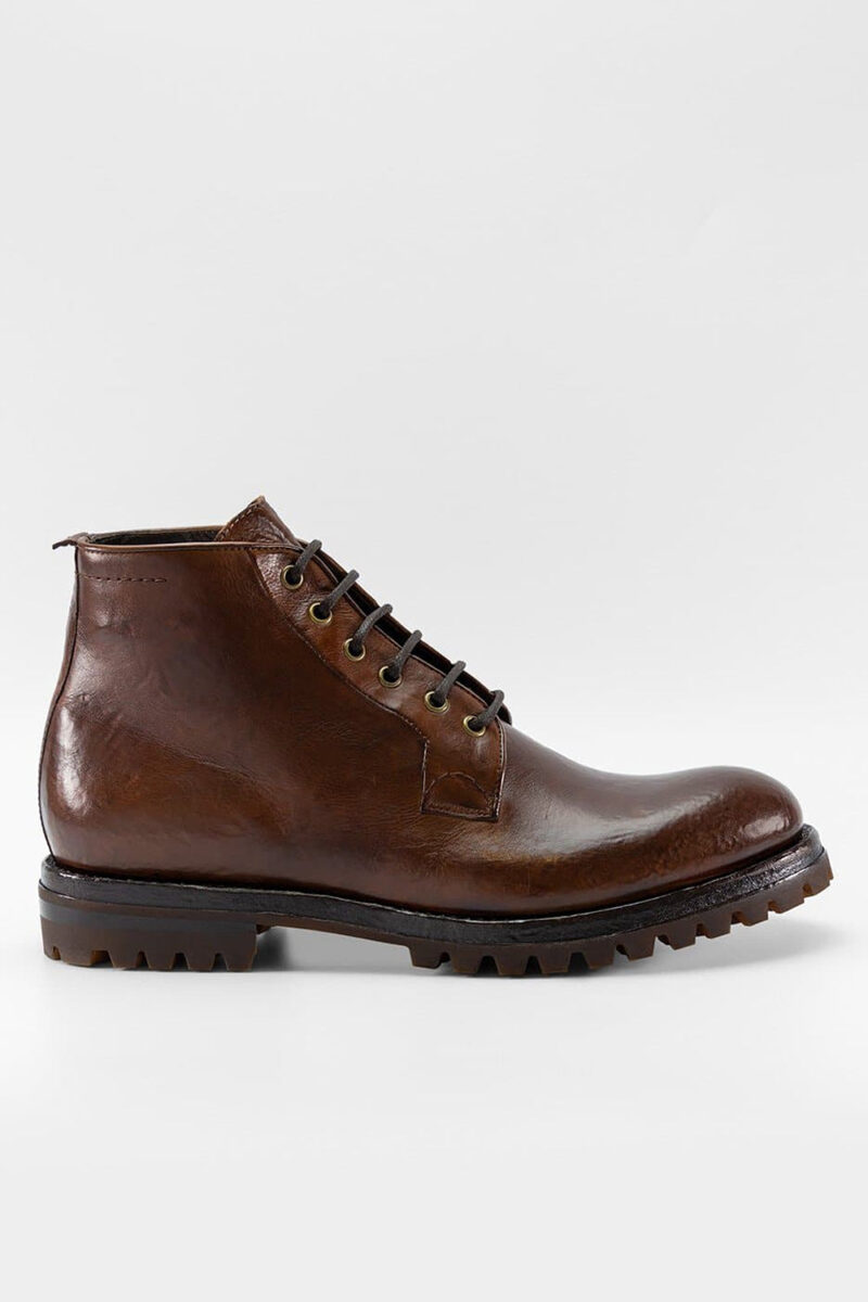 CAMDEN teak-brown ankle boots.