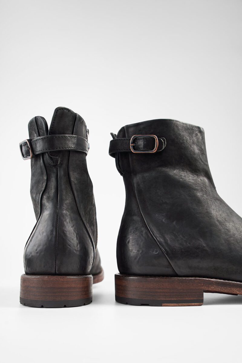 EYTON matte-black laceless ankle boots. - Image 6