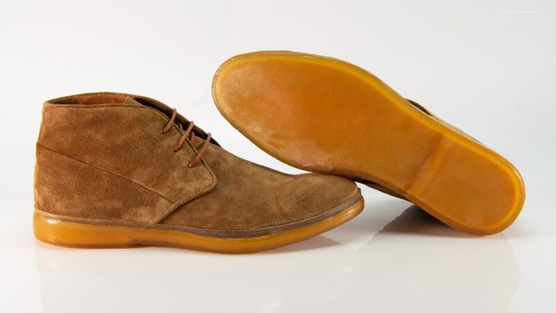 HAMPTON desert-brown suede chukka boots. - Image 9