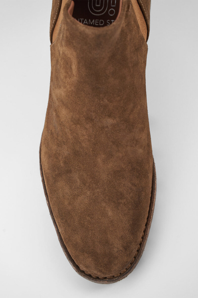 HAVEN barley-brown suede low chelsea boots. - Image 25