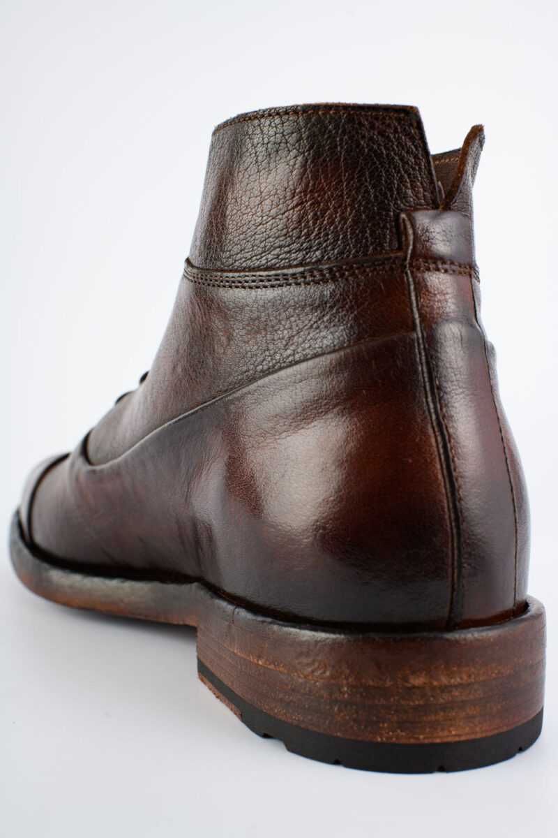 SLOANE raw-brown chukka boots. - Image 13