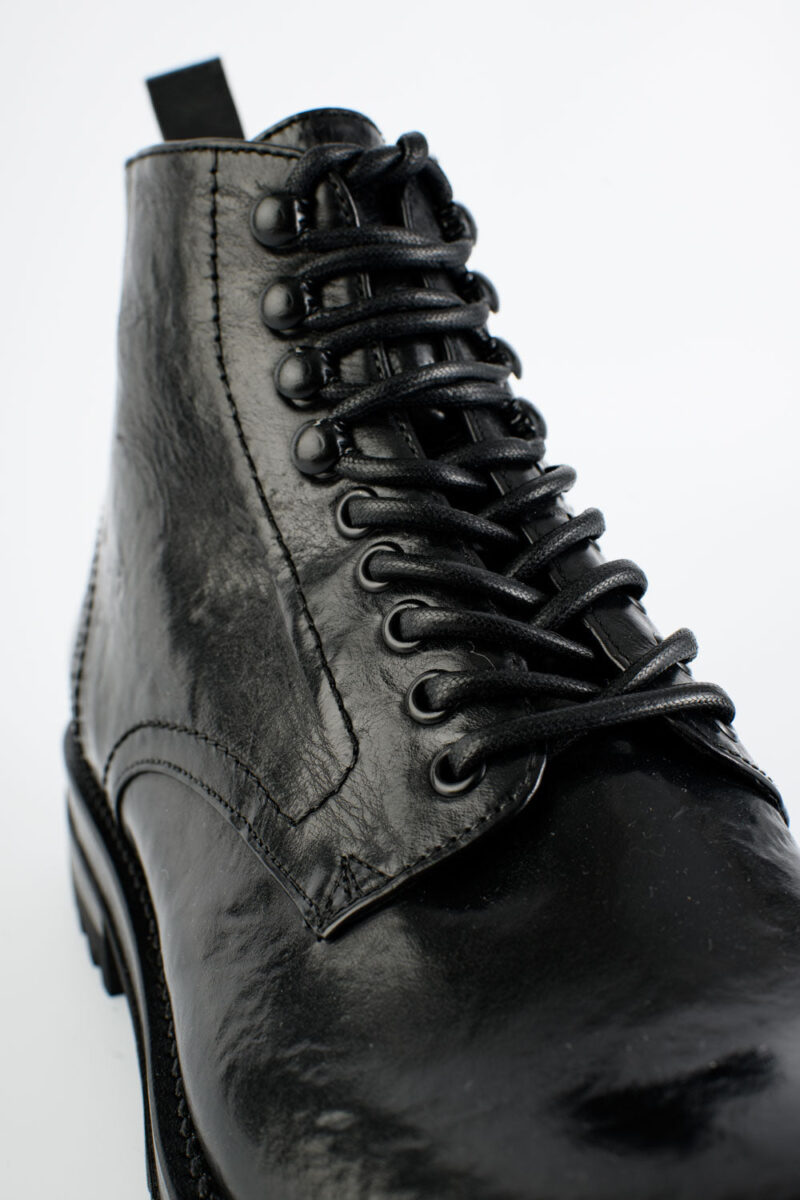 CAMDEN tar-black hiking boots. - Image 8