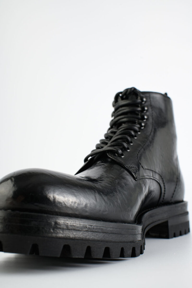 CAMDEN tar-black hiking boots. - Image 11