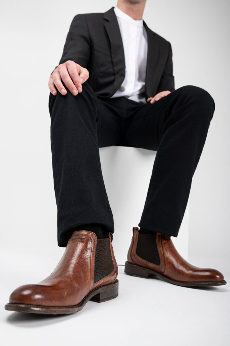 KNIGHTON tawny-brown low chelsea boots. - Image 13