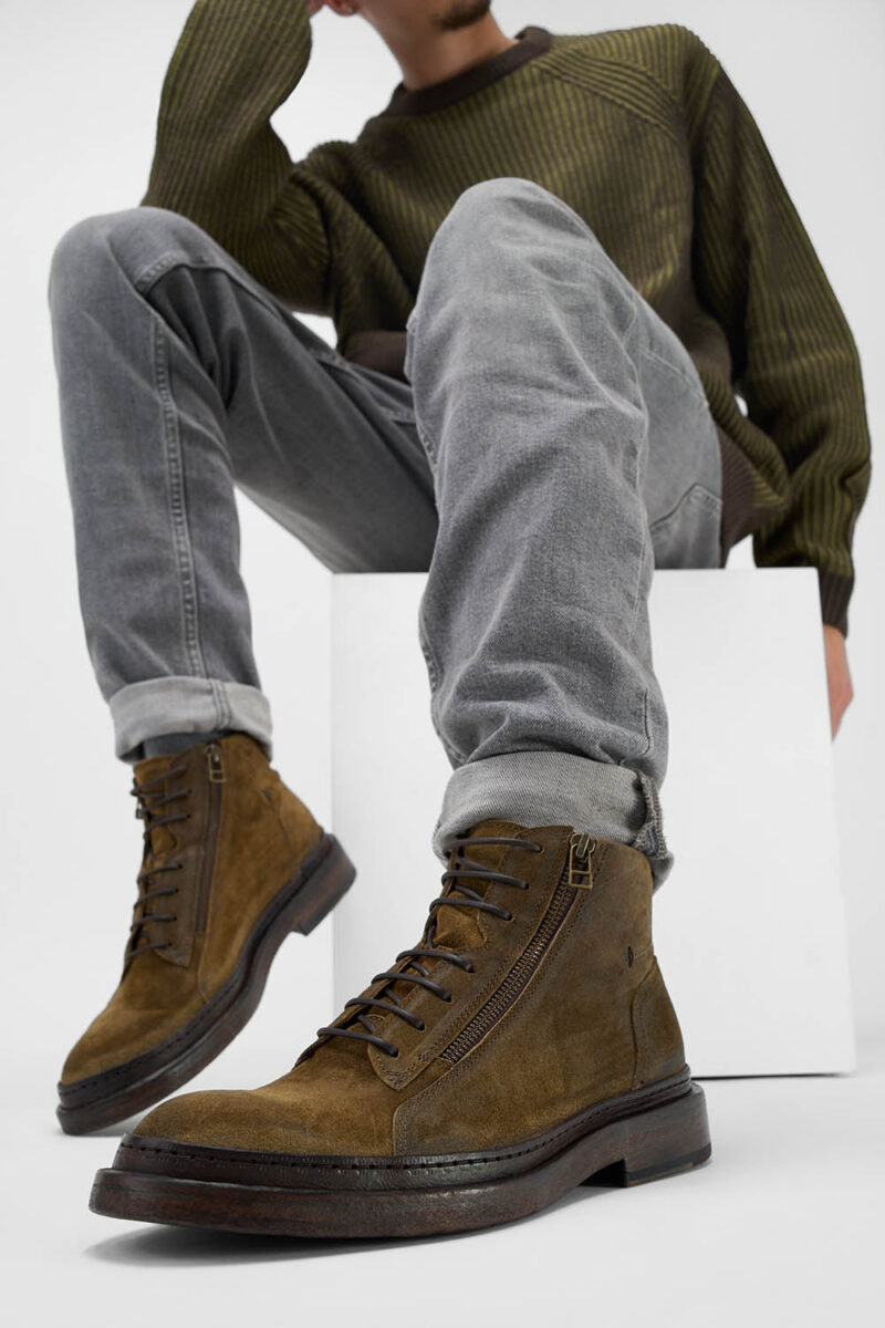 YORK tundra-brown suede welted chukka boots. - Image 11