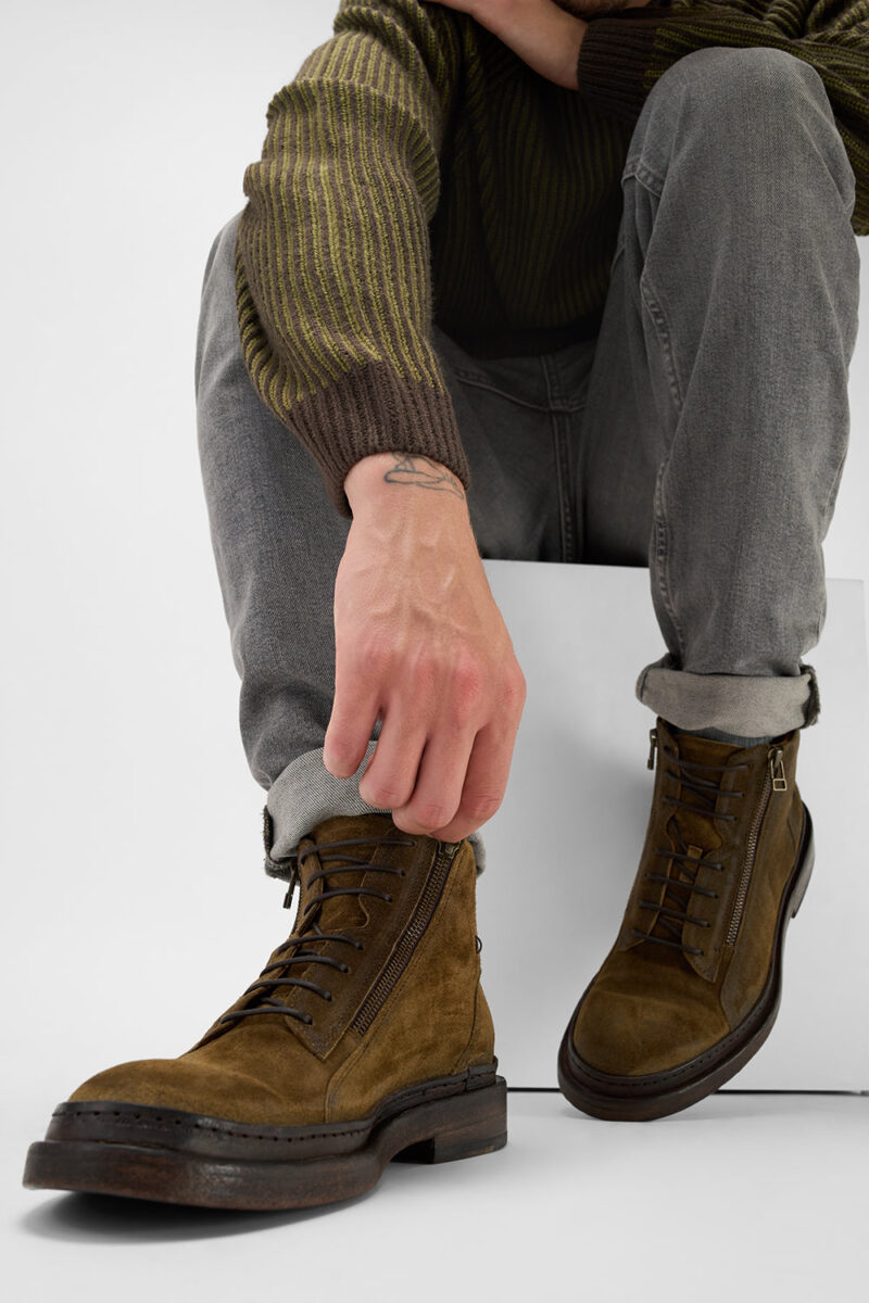 YORK tundra-brown suede welted chukka boots. - Image 14