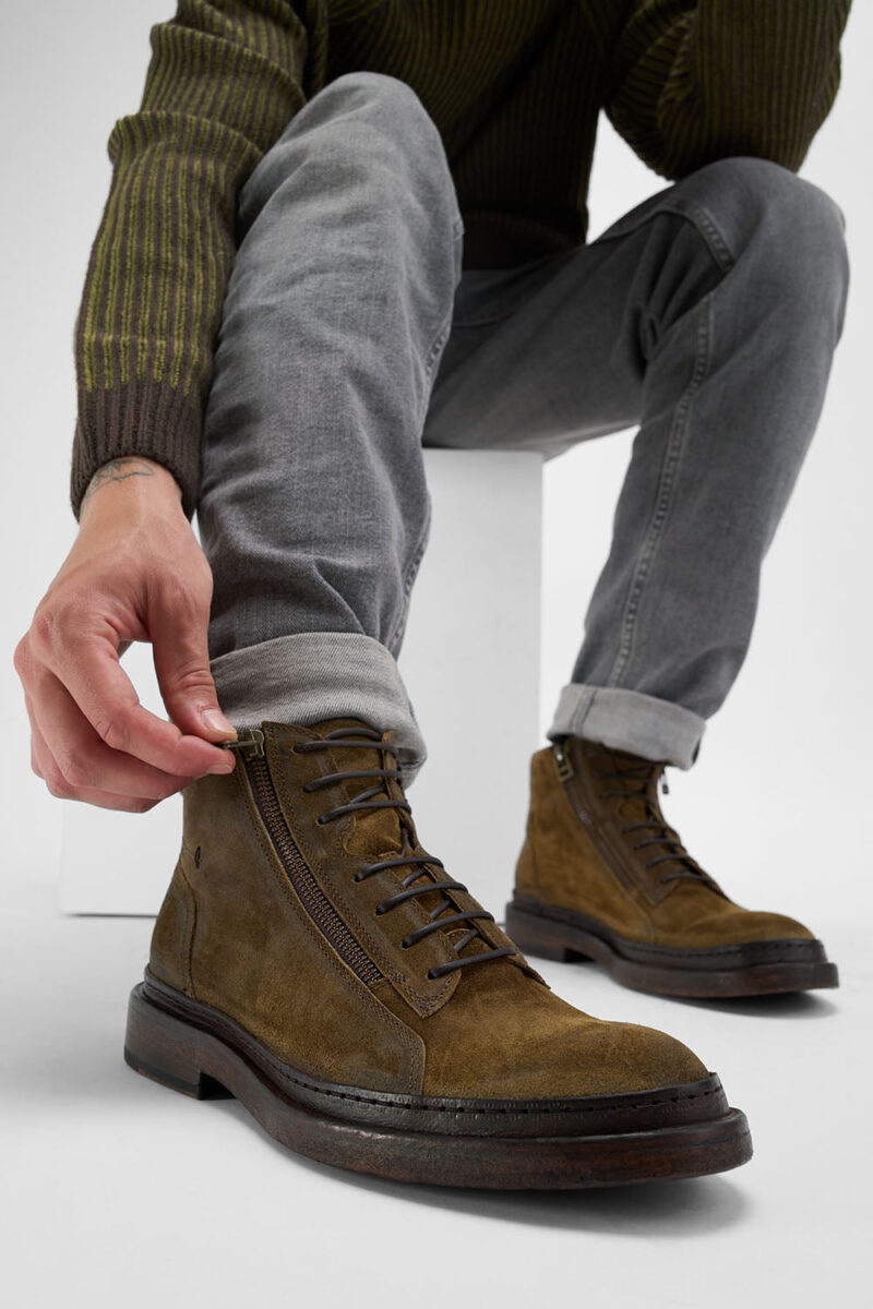 YORK tundra-brown suede welted chukka boots. - Image 7