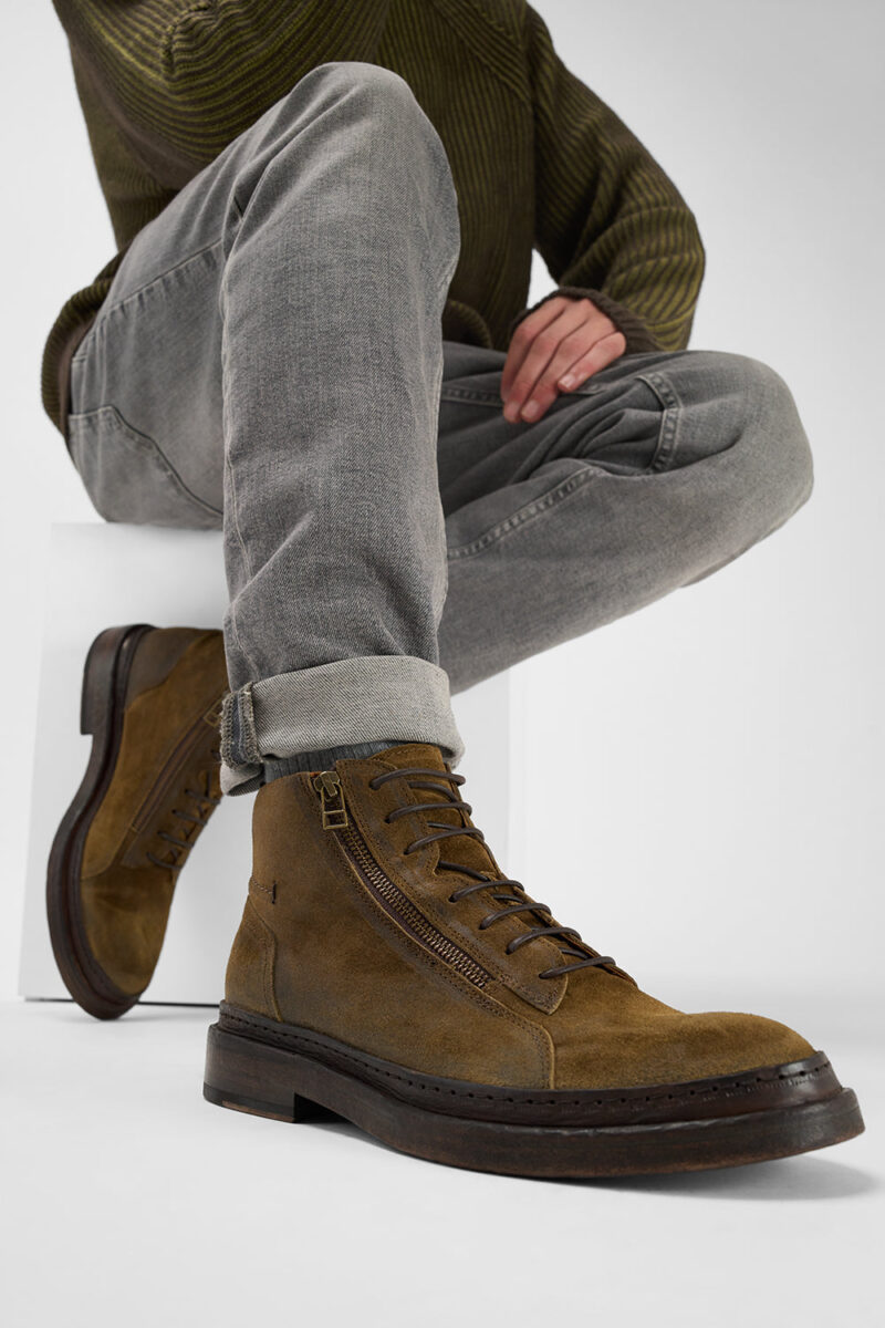 YORK tundra-brown suede welted chukka boots. - Image 3