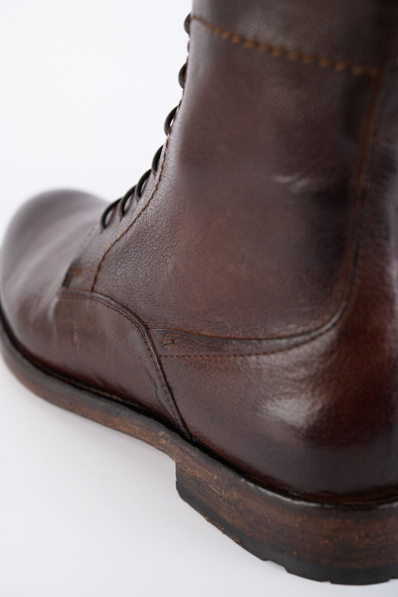 SLOANE timber-brown commando boots. - Image 13