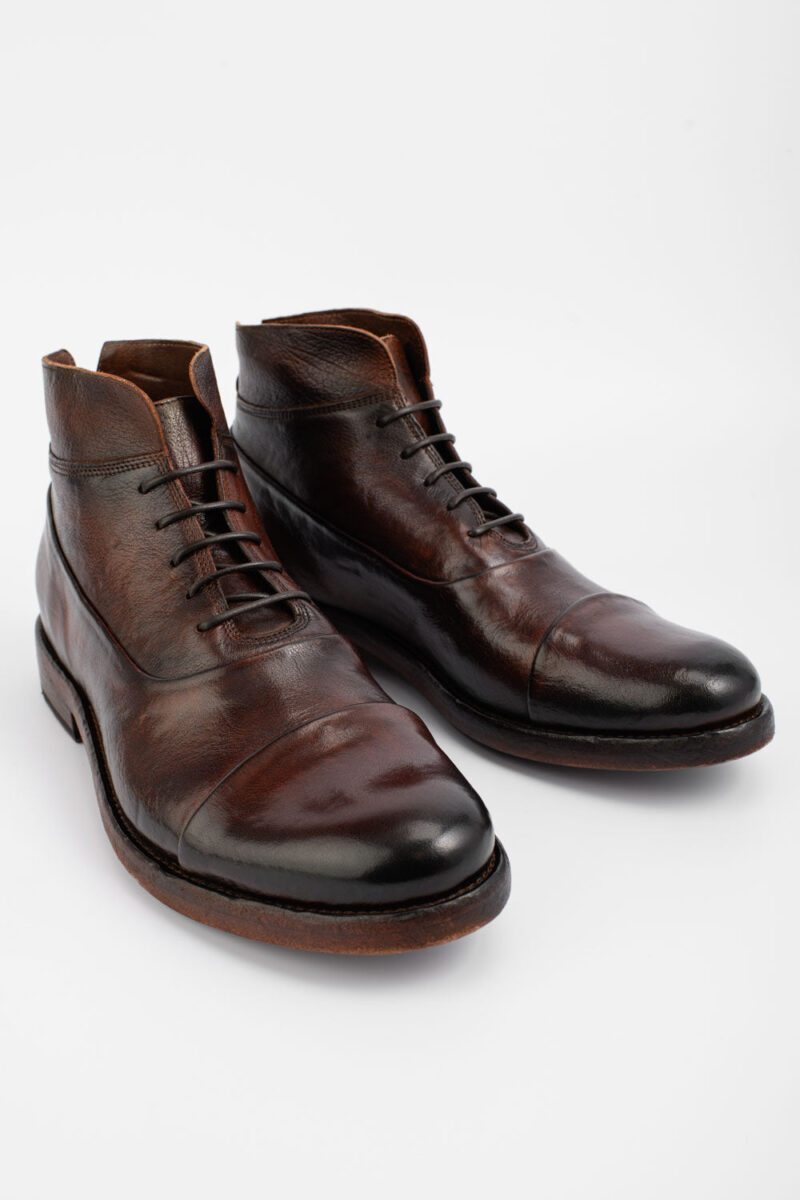 SLOANE raw-brown chukka boots. - Image 15