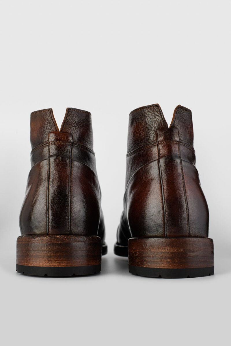 SLOANE raw-brown chukka boots. - Image 6