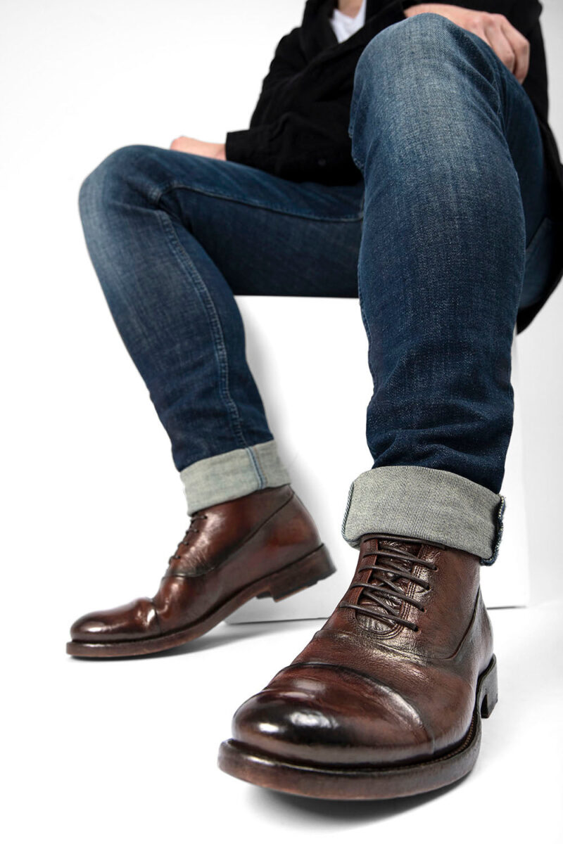 SLOANE raw-brown chukka boots. - Image 14