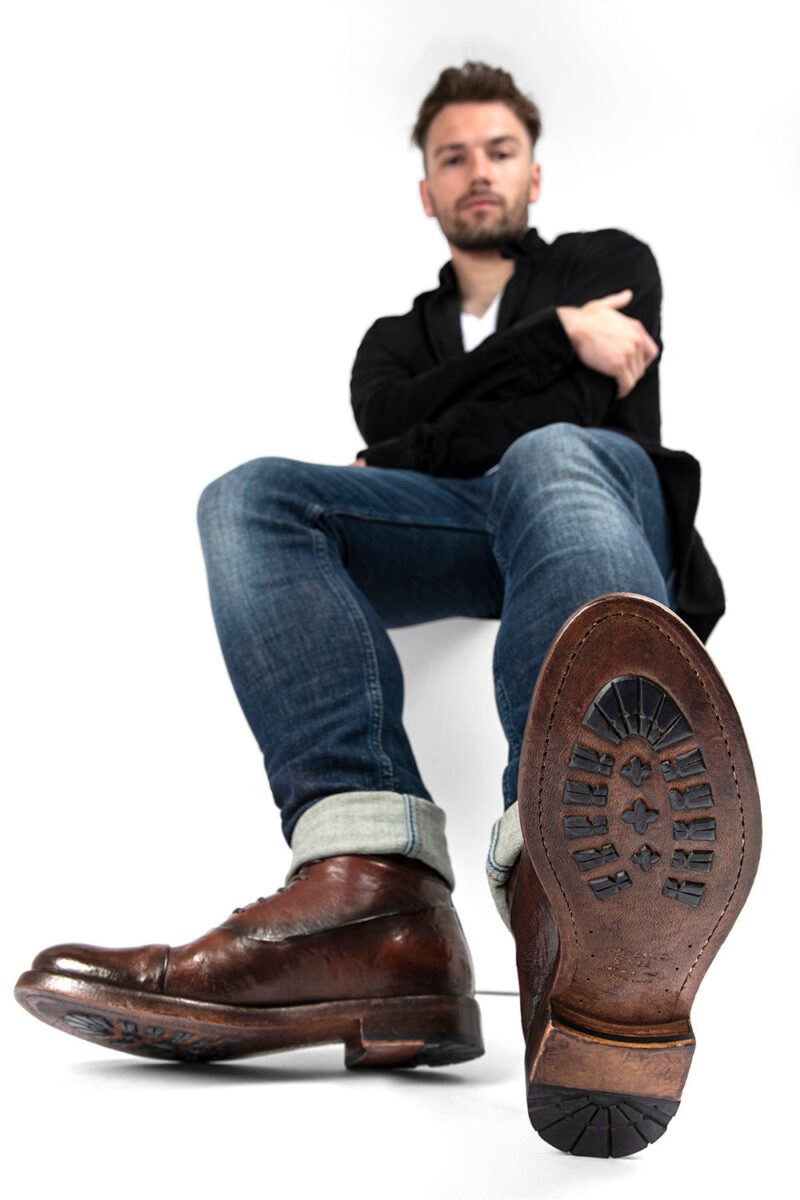 SLOANE raw-brown chukka boots. - Image 3