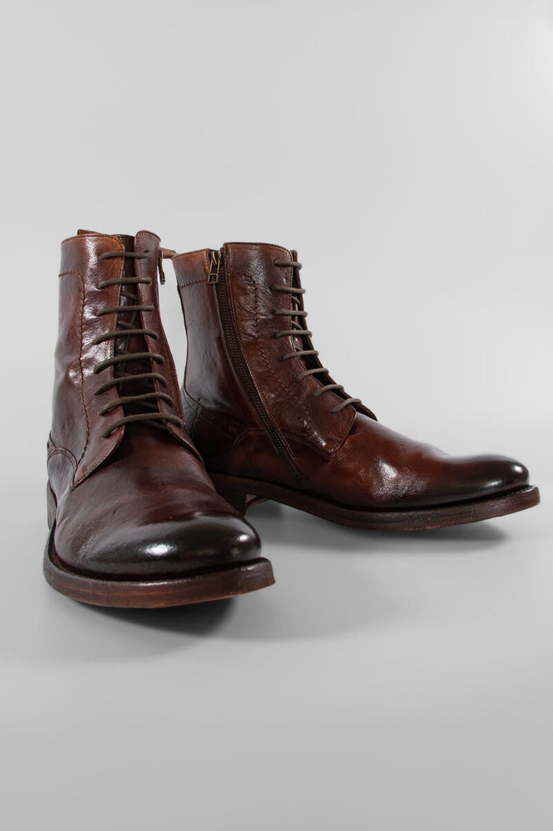 SLOANE timber-brown commando boots. - Image 15