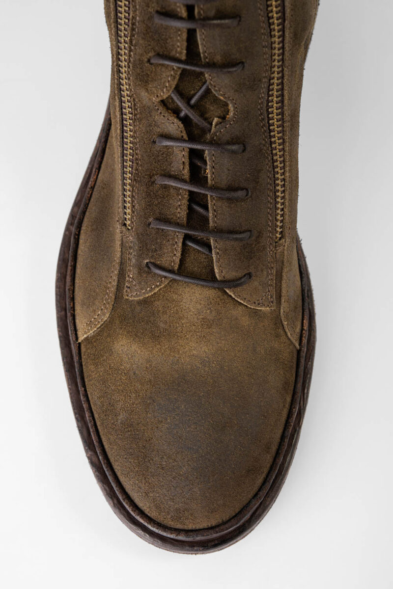 YORK tundra-brown suede welted chukka boots. - Image 13